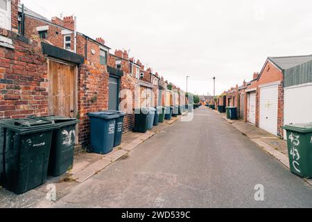 Poubelles à roues à l'extérieur des portes d'entrée dans la banlieue de Londres, royaume-uni - 2 mai 2023. Photo de haute qualité Banque D'Images