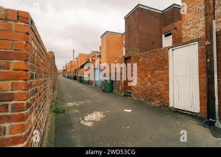 Poubelles à roues à l'extérieur des portes d'entrée dans la banlieue de Londres, royaume-uni - 2 mai 2023. Photo de haute qualité Banque D'Images