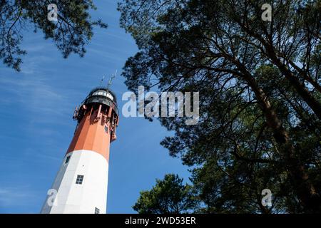 Le phare de Stilo est vu dans la forêt près du village d'Osetnik dans la région de Poméranie. Phare a été construit au début du 20e siècle et se caractérise par une technique de construction très moderne pour cette époque - les éléments en acier étaient reliés par des vis, ce qui est parfaitement visible à l'intérieur du bâtiment. Le phare de Stilo est peint en trois bandes caractéristiques : noir en bas, blanc au milieu et rouge en haut. Banque D'Images