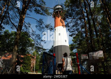 Le phare de Stilo est vu dans la forêt près du village d'Osetnik dans la région de Poméranie. Phare a été construit au début du 20e siècle et se caractérise par une technique de construction très moderne pour cette époque - les éléments en acier étaient reliés par des vis, ce qui est parfaitement visible à l'intérieur du bâtiment. Le phare de Stilo est peint en trois bandes caractéristiques : noir en bas, blanc au milieu et rouge en haut. Banque D'Images