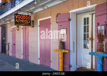 Voodoo Authentica Cultural Center and Collection est une boutique Voodoo appartenant à des praticiens située dans le quartier français historique, à la Nouvelle-Orléans, en Louisiane. Banque D'Images