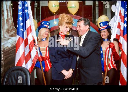 1993 : Mörtel-Mania - Austro-TRUMP in seinem vollen Element Fotos : Leopold NEKULA / VIENNAREPORT e. U. âÖï Ivana TRUMP Pressekonferenz und Autogrammstunde in der Lugner-City anlässlich Wiener Opernball 1993 10. Février 1993, Wiener Staatsoper, Wien . âžï Opernball 2024 : https://www.wien.info/de/kunst-kultur/musik-buehne/tanz/opernball-354680 . Bild : Das Bild zeigt Ivana TRUMP und Richard LUGNER auf der Bühne der Lugner-City. Richard Siegfried Lugner * 11. Oktober 1932 in Wien Spitzname Mörtel ist ein Österreichischer Geschäftsmann, Reality-TV-Darsteller sowie Bauunternehmer und Projektentwickle Banque D'Images