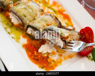 Aubergines farcies avec sauce servies sur plateau Banque D'Images