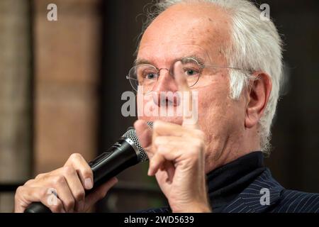 Harald Schmidt, deutscher Entertainer, modérateur BEI Veranstaltung Aus der Zeit gefallen, salon Luitpold, München, 18. Janvier 2024 Deutschland, München, 18. Janvier 2024, Harald Schmidt, geb. 1957, deutscher Entertainer und Fernsehmodérateur, hier als Moderator der Veranstaltung : AUS der Zeit gefallen. Drei Generationen WIDER den Zeitgeist, Diskusionsveranstaltung zum gleichnamigen Buch, zu dem Harald Schmidt das Vorwort verfosst Hat, in der Reihe salon Luitpold im CafÃ Luitpold, Brienner Straße, abends ab 19 Uhr, Kultur, *** Harald Schmidt, artiste allemand, modérateur de l'événement Aus der Zeit g Banque D'Images