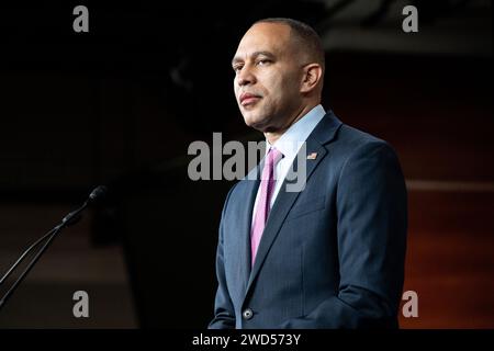 Washington, États-Unis. 18 janvier 2024. Hakeem Jeffries (D-NY), leader de la minorité à la Chambre, s'exprimant lors d'une conférence de presse au Capitole des États-Unis. (Photo de Michael Brochstein/Sipa USA) crédit : SIPA USA/Alamy Live News Banque D'Images