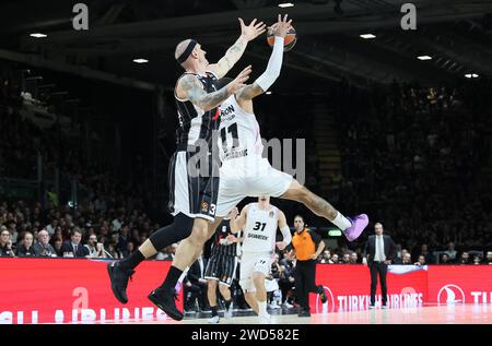 Bologne, Italie. 18 janvier 2024. Edwin Jackson (LDLC Asvel Villeurbanne) en action contrecarré par Achille Polonara (Segafredo Virtus Bologna) lors du match de championnat Euroleague Segafredo Virtus Bologna vs. LDLC Asvel Villeurbanne. Bologne, le 18 janvier 2024 à Segafredo Arena Credit : Independent photo Agency/Alamy Live News Banque D'Images