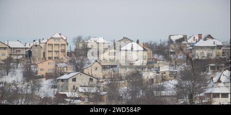 Panorama du village en hiver. Maisons dans la neige Banque D'Images