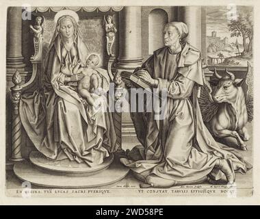H. Lucas peint Maria avec l'enfant, Antonie Wierix (II), d'après Quinten Massijs (I), 1565 - 1591 estampe avec l'enfant Christ, Marie est assise sur un trône dans l'atelier de Lucas. La sainte est agenouillée sur un oreiller et dessine son portrait. Derrière lui le bœuf ailé. A droite en arrière-plan un visage à travers une fenêtre sur un paysage. Dans la marge une légende en latin. Anvers papier gravure St.Luc peinture ou dessin de la Madone (c'est-à-dire Marie et le Christ-enfant), parfois Joseph présent Banque D'Images