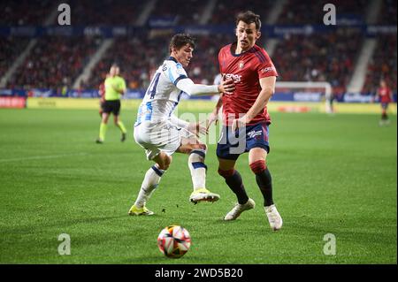 Ante Budimir de CA Osasuna duel pour le ballon avec Robin le Normand de Real Sociedad lors du match de Copa El Rey entre CA Osasuna et Real Sociedad Banque D'Images