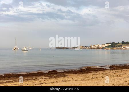 Swanage dans le Dorset et vue sur la baie de Swanage de la plage vers la jetée et le promontoire de Swanage, automne 2023, Angleterre, Royaume-Uni Banque D'Images