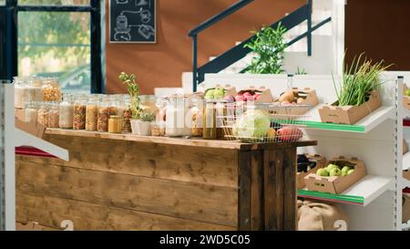 Produits en vrac dans des bocaux en verre recyclables utilisés par le magasin écologique zéro déchet éliminant l'utilisation de plastique pour un mode de vie durable non polluant. Fournitures de garde-manger de supermarché local et produits écologiques. Banque D'Images