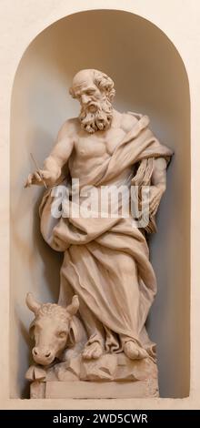 VICENCE, ITALIE - 6 NOVEMBRE 2023 : la satinée sculptée de Saint Luc l'Evangliste dans l'église Chiesa di San Filippo Neri par Orazio Marinali (1643 – 1720 Banque D'Images