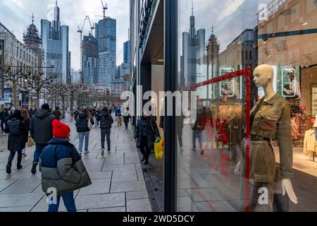 Einkaufsstraße Zeil, Fußgängerzone, Winterwetter, Skyline der Innenstadt, Schlussverkauf, vente, Bankenviertel, Menschen beim Shoppen, Frankfurt am main, Hesse, Deutschland, Zeil *** rue commerçante Zeil, zone piétonne, météo hivernale, Skyline du centre-ville, vente, quartier bancaire, shopping, Francfort-sur-le-main, Hesse, Allemagne, Zeil Banque D'Images