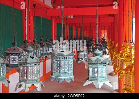 Lanternes en cuivre ou en laiton à Kasuga Taisha ou Kasuga Grand Sanctuaire à Nara, Japon. Banque D'Images