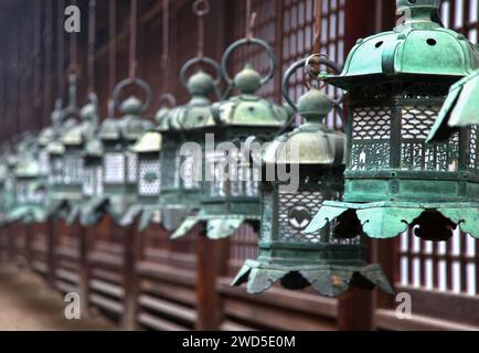 Lanternes en cuivre ou en laiton à Kasuga Taisha ou Kasuga Grand Sanctuaire à Nara, Japon. Banque D'Images