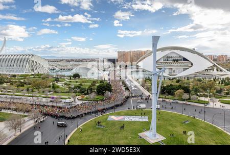 Vue aérienne du départ du Championnat du monde de semi-marathon sur le pont de la Cité des Sciences et des Arts le 24 mars 2018 à Valence, Espagne. Banque D'Images