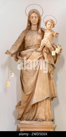VICENCE, ITALIE - 6 NOVEMBRE 2023 : la statue de la Vierge de la Scapula dans l'église Chiesa di San Giacomo Maggiore par un artiste inconnu. Banque D'Images