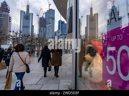 Einkaufsstraße Zeil, Fußgängerzone, Winterwetter, Skyline der Innenstadt, Schlussverkauf, vente, Bankenviertel, Menschen beim Shoppen, Frankfurt am main, Hesse, Deutschland, Zeil *** rue commerçante Zeil, zone piétonne, météo hivernale, Skyline du centre-ville, vente, quartier bancaire, shopping, Francfort-sur-le-main, Hesse, Allemagne, Zeil Banque D'Images