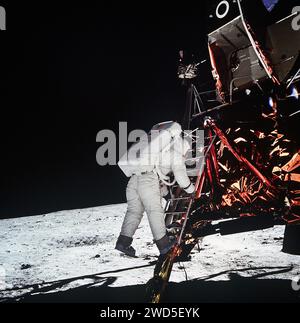 L'astronaute américain Edwin E. Aldrin Jr., pilote de module lunaire, descendant les marches de l'échelle du module lunaire alors qu'il se prépare à marcher sur la lune pendant l'activité extravéhiculaire d'Apollo 11, photographie de Neil Armstrong, Johnson Space Center, NASA , 20 juillet 1969 Banque D'Images