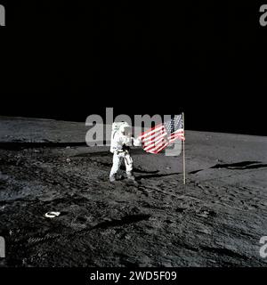 L'astronaute américain Charles Conrad Jr., commandant d'Apollo 12, debout à côté du drapeau américain après qu'il ait été déployé sur la surface lunaire lors de la première activité extravéhiculaire, NASA , 19 novembre 1969 Banque D'Images