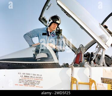 Le commandant de la mission Apollo 11 Neil A. Armstrong qui monte du jet T-38 à son arrivée à la Patrick Air Force base en préparation de la première mission d'atterrissage lunaire habitée, Brevard County, Floride, USA, NASA, 9 juillet 1969 Banque D'Images