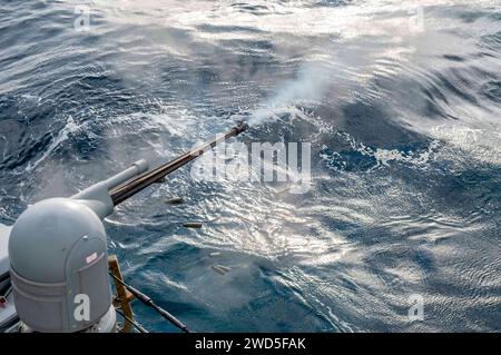 240116-N-EE352-1617 SOUTH CHINA SEA (16 janvier 2024) Un MK 38-25mm tire au cours d'un exercice de tir réel à bord du destroyer de missiles guidés de classe Arleigh Burke USS Hopper (DDG 70). Hopper est affecté au Carrier Strike Group ONE et déployé dans la zone d'opérations de la 7e flotte américaine en soutien à un Indo-Pacifique libre et ouvert. (Photo de l'US Navy par Leon Vonguyen, spécialiste des communications de masse de 2e classe) Banque D'Images