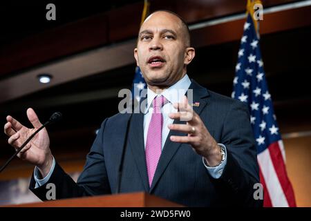 Washington, États-Unis. 18 janvier 2024. Hakeem Jeffries (D-NY), leader de la minorité à la Chambre, s'exprimant lors d'une conférence de presse au Capitole des États-Unis. Crédit : SOPA Images Limited/Alamy Live News Banque D'Images