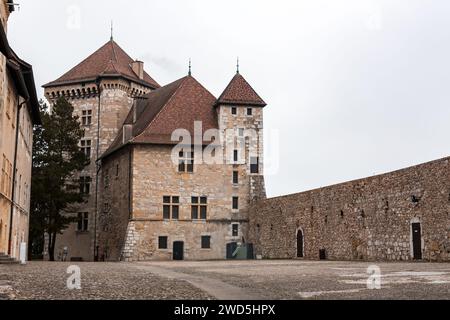 Annecy, France - 29 janvier 2022 : le château d'Annecy est un château restauré qui domine la vieille ville française d'Annecy en haute-Savoie Banque D'Images