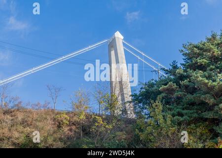 Pylônes de pont suspendu sur autoroute sous ciel bleu, Corée du Sud, Corée du Sud Banque D'Images