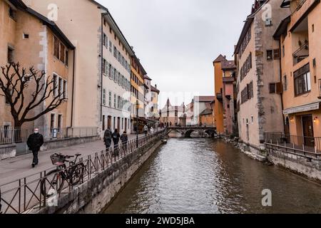 Annecy, France - 29 janvier 2022 : vue panoramique sur les beaux canaux et les bâtiments historiques de la vieille ville d'Annecy, Rhône-Alpes, France. Banque D'Images