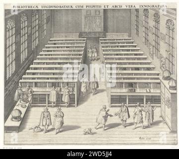 Bibliothèque de l'Université de Leiden, Willem Isaacsz. Van Swanenburg, d'après Jan Cornelisz. Van 't Woudt, 1644 Print Library de l'Université de Leiden. Intérieur avec les placards avec les livres sur les chaînes. Différents visiteurs au premier plan et entre les placards. A gauche une table avec des globes. Sur la droite un placard marqué : Legatu [] Josephi Scaligeri. Cartes, tirages et portraits sur les murs. Partie d'un groupe de quatre visages de l'Université de Leiden, utilisé plus tard comme illustration dans le supplément du livre de Meursius sur l'Université de Leiden. Nord des pays-Bas gravure sur papier / Banque D'Images