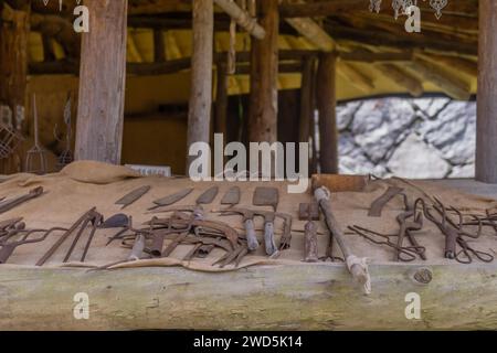 Vieux outils agricoles sur table dans un petit village utilisé comme lieu de tournage maritime, Corée du Sud, Corée du Sud Banque D'Images