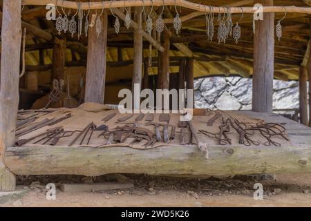 Vieux outils agricoles sur table dans un petit village utilisé comme lieu de tournage maritime, Corée du Sud, Corée du Sud Banque D'Images