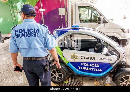 Merida Mexique,centro historico quartier historique central,véhicule de police municipale touristique,EV électrique,uniforme de policier,Calle 60,homme hommes hommes hommes,adulte,re Banque D'Images