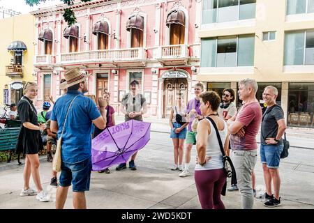 Merida Mexique, centro historico quartier historique central, guide touristique libre parlant, visiteurs écoutant, homme hommes hommes, femme femme femme femme femme femme, adul Banque D'Images