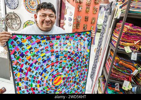 Merida Mexique, centro historico quartier historique central, style maya brodé cercle quilt, enfants tenant la main, magasin de souvenirs magasin d'affaires merc Banque D'Images