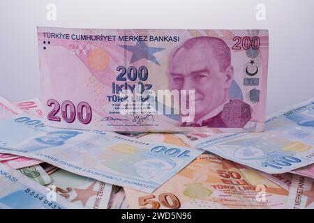 Turksh cri billets de différentes couleurs et de motifs et de valeur sur fond blanc Banque D'Images