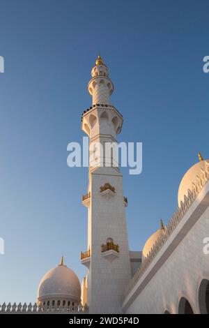 La lumière de fin d'après-midi frappe le minaret, Abu Dhabi, Émirats arabes Unis Banque D'Images