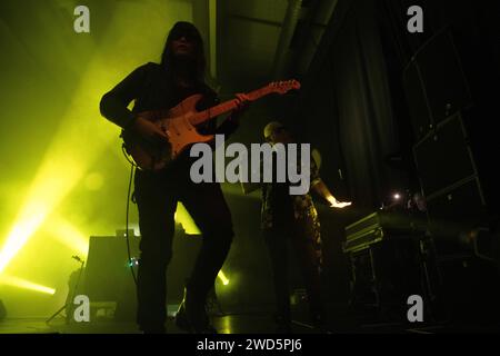 Le groupe de rock gothique britannique, The Sisters of Mercy, se produit en live au Columbiahalle de Berlin. Banque D'Images