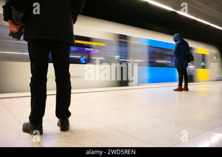 Entrée métro S-Bahn, train, génération 2024, quai, arrêt, gare du centre-ville, transports en commun, effet de mouvement, voyageur, Stuttgart Banque D'Images