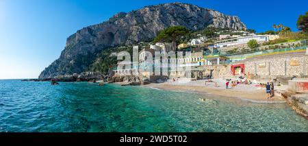 Baie sur l'île de Capri avec de l'eau de mer turquoise cristalline, Italie Banque D'Images
