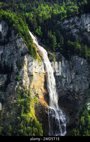 Chutes d'Oltschibach, cascade dans les Alpes bernoises, Suisse Banque D'Images