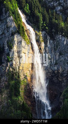 Chutes d'Oltschibach, cascade dans les Alpes bernoises, Suisse Banque D'Images