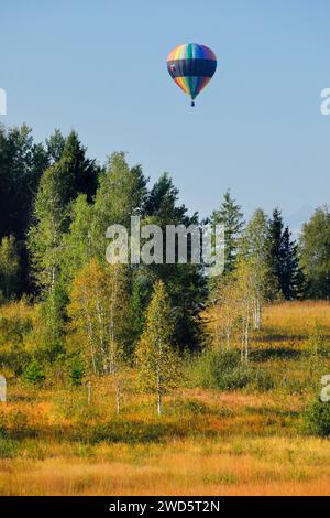 Montgolfière au-dessus de l'amarrage de Rothenthurm dans le canton de Schyz, Suisse Banque D'Images