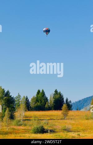 Montgolfière au-dessus de l'amarrage de Rothenthurm dans le canton de Schyz, Suisse Banque D'Images