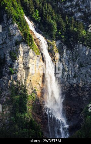 Chutes d'Oltschibach, cascade dans les Alpes bernoises, Suisse Banque D'Images