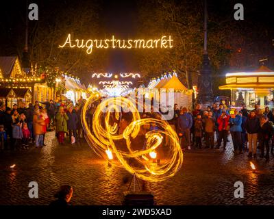 Marché de Noël dans la rue principale de Dresde Neustadt, Dresde, Saxe, Allemagne Banque D'Images