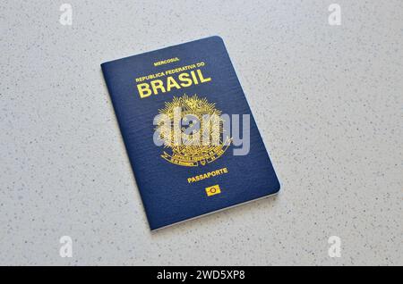 Vue détaillée de la couverture bleue et dorée du passeport brésilien, symbolisant identité et souveraineté Banque D'Images