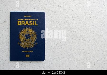 Vue détaillée de la couverture bleue et dorée du passeport brésilien, symbolisant identité et souveraineté Banque D'Images