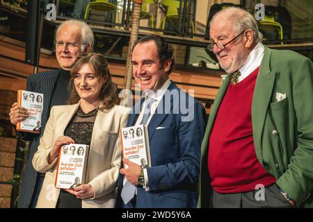 Harald Schmidt und Autoren BEI der Veranstaltung Aus der Zeit gefallen, salon Luitpold, München, 18. Janvier 2024 Deutschland, München, 18. Janvier 2024, von Links : Harald Schmidt, geb. 1957, deutscher Entertainer und Fernsehmodérateur, Franca Bauernfeind, geb. 1998, CDU-Nachwuchspolitikerin, Dominik Pförringer, Orthopäde, Jürgen Großmann, geb. 1952, ex RWE-Manager, Stahlmanager, Mitautoren des Buches : AUS der Zeit gefallen. Drei Generationen WIDER den Zeitgeist, gleichnamige Diskussonsveranstaltung zum Buch, zu dem Harald Schmidt das Vorwort verfosst Hat, in der Reihe salon Luitpold im CafÃ lui Banque D'Images